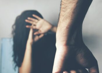 Tmerr në Greqi, 42-vjeçari abuzoi me 2 të rinj me aftësi të kufizuara