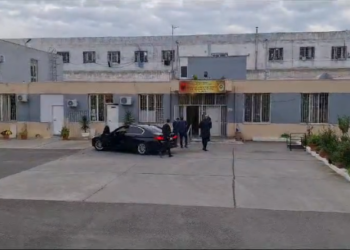 Një ditë para seancës/ Ministri grek takon në qeli Fredi Belerin, po i ikin dritat