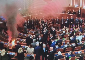 FOTO/ Shpërthen zjarri në Kuvend, Rama ja “mbath” me shpejtësi