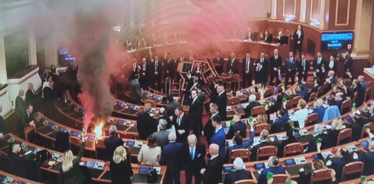 FOTO/ Shpërthen zjarri në Kuvend, Rama ja “mbath” me shpejtësi