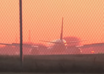 Prag tragjedie ajrore, bishti i avionit prek në pistë gjatë uljes (VIDEO)