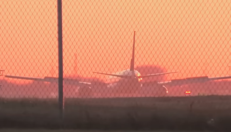 Prag tragjedie ajrore, bishti i avionit prek në pistë gjatë uljes (VIDEO)