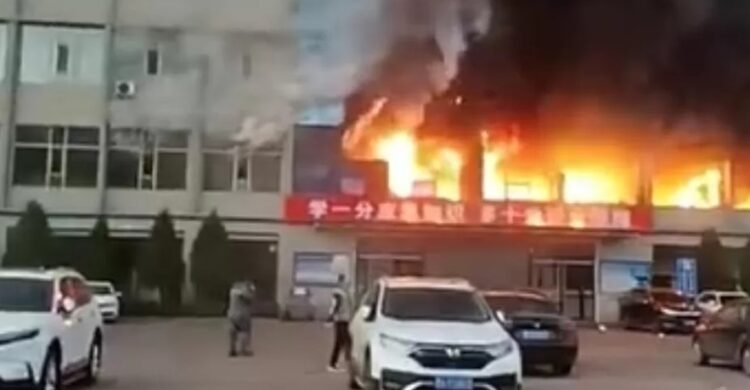 Ndërtesa përfshihet nga flakët, të paktën 25 viktima