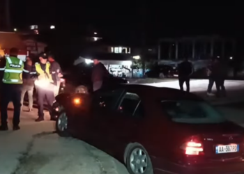 Makina “fluturon” dhe përplaset me betonin