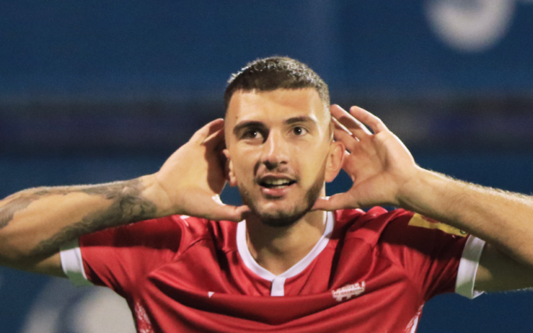 VIDEO/ Tuci i papërmbajtshëm, i shënon edhe skuadrës kryesuese