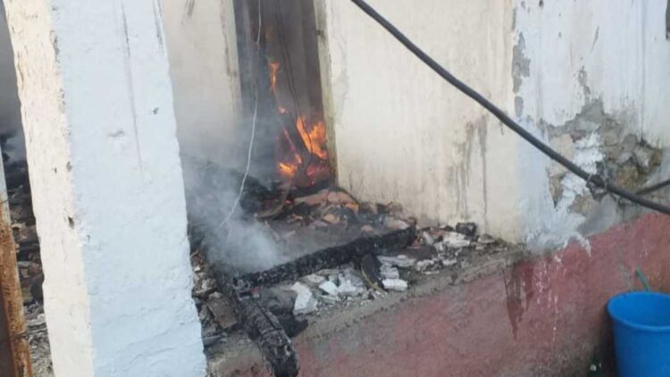 Përfshihet nga flakët një banese, dyshimet e para