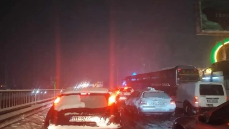 Reshje të dendura bore në Kosovë, trafik kilometrik në Prishtinë
