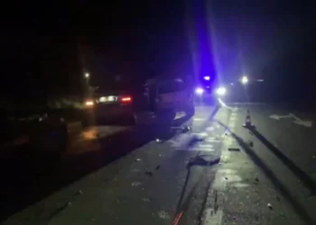Motori i tyre u përplas me një makinë, plagosen adoleshentët