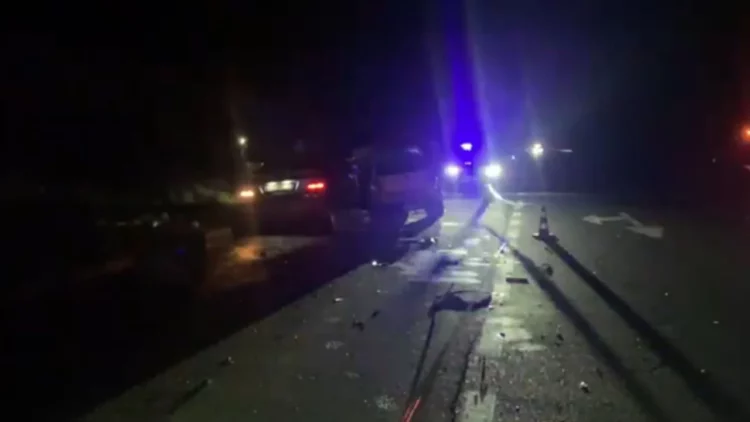 Motori i tyre u përplas me një makinë, plagosen adoleshentët