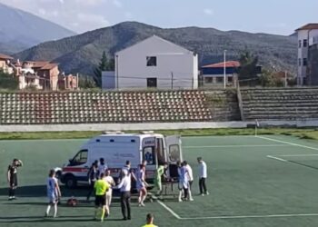 U përplas kokë më kokë me shokun, lojtari i Burrelit humb ndjenjat