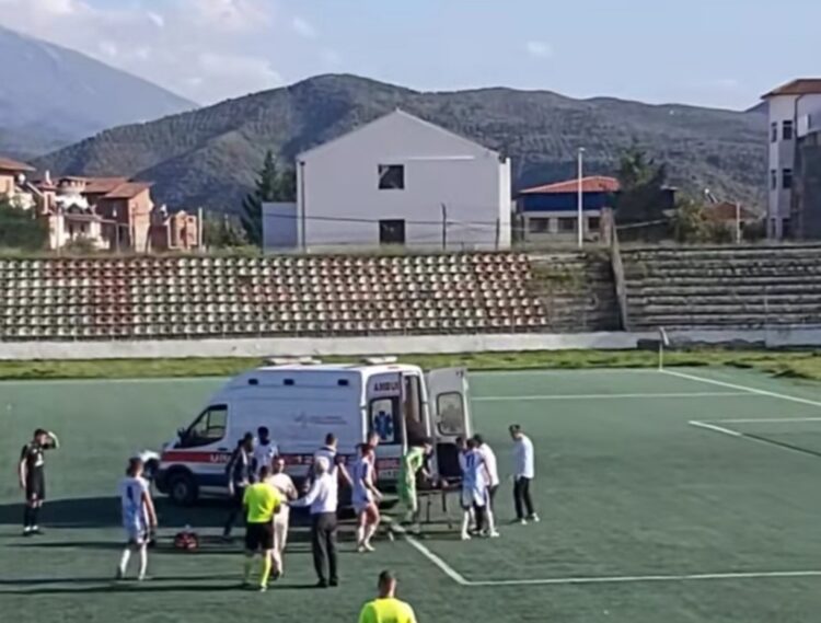 U përplas kokë më kokë me shokun, lojtari i Burrelit humb ndjenjat