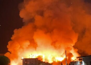 Situata alarmante/ Flakët në Kurum, Elbasani mbylohet nga tymi