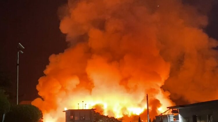 Situata alarmante/ Flakët në Kurum, Elbasani mbylohet nga tymi