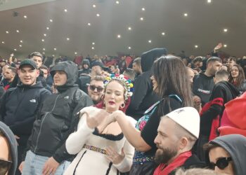 Aktorja dhe deputetja mbështesin kuqezinjtë (FOTO)