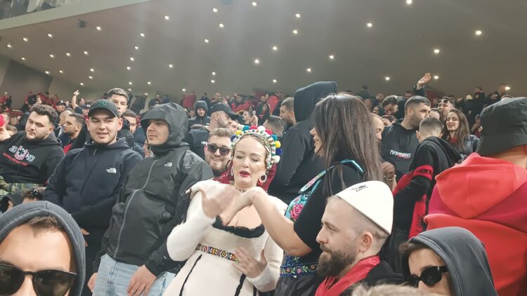 Aktorja dhe deputetja mbështesin kuqezinjtë (FOTO)