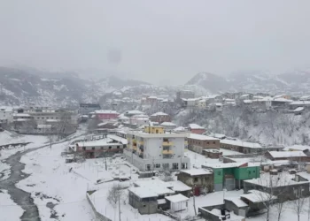 Bora zbardh Kukësin, trashësia në disa zona shkon deri në 20 cm