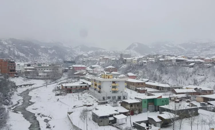 Bora zbardh Kukësin, trashësia në disa zona shkon deri në 20 cm