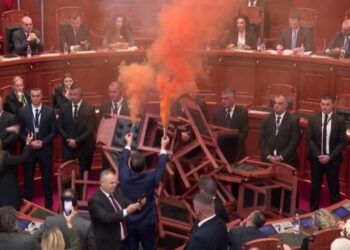 Tensionet në Kuvend/ Reagon misioni i BE në Tiranë: Duhet dialog politik