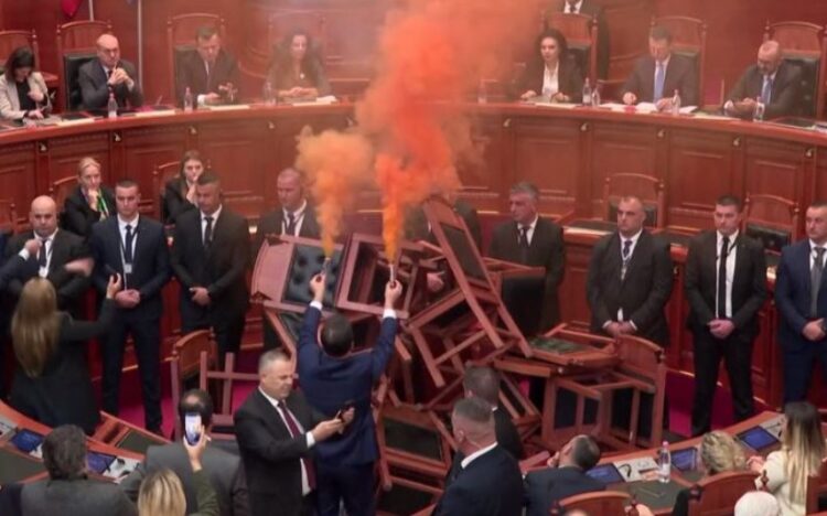 Tensionet në Kuvend/ Reagon misioni i BE në Tiranë: Duhet dialog politik