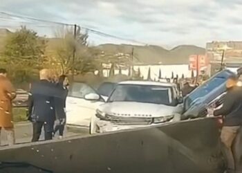 Aksident në Tiranë-Durrës, “Audi” përfundon mbi trafik ndarëse