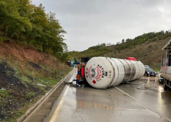 FOTO/ Aksident në Librazhd, autoboti përmbyset në mes të rrugës