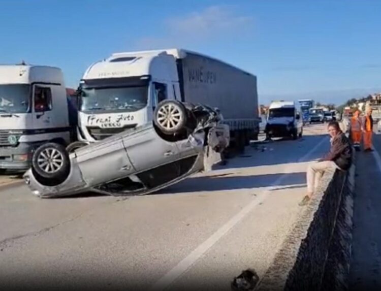 Aksident në Lushnje/ Përplasen tre automjete, plagoset 65-vjeçarja