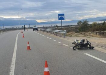 Aksident në Pogradec-Qafë Thanë, makina përplaset me motorin