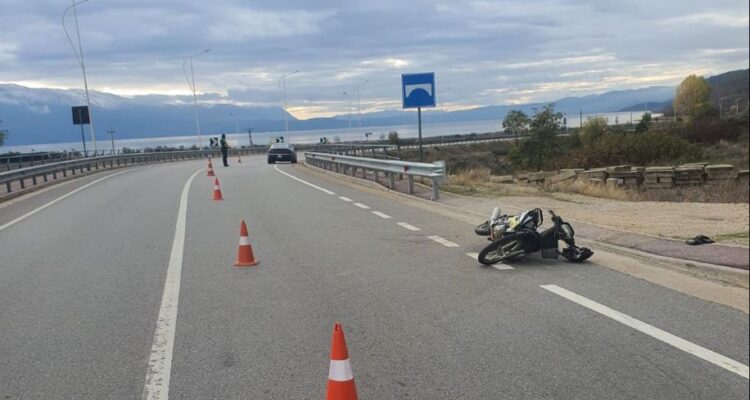 Aksident në Pogradec-Qafë Thanë, makina përplaset me motorin