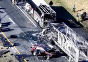 Kamioni përplaset me autobusin me studentë, 3 persona humbin jetën