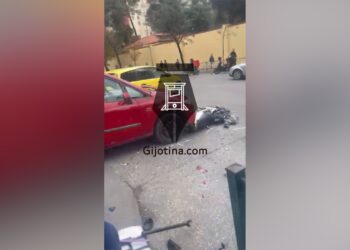 Aksident pranë Ambasadës Amerikane, makina përplaset me motorin