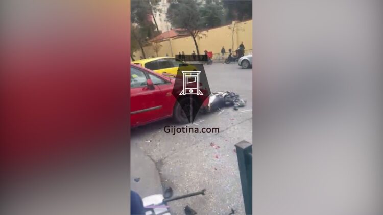 Aksident pranë Ambasadës Amerikane, makina përplaset me motorin