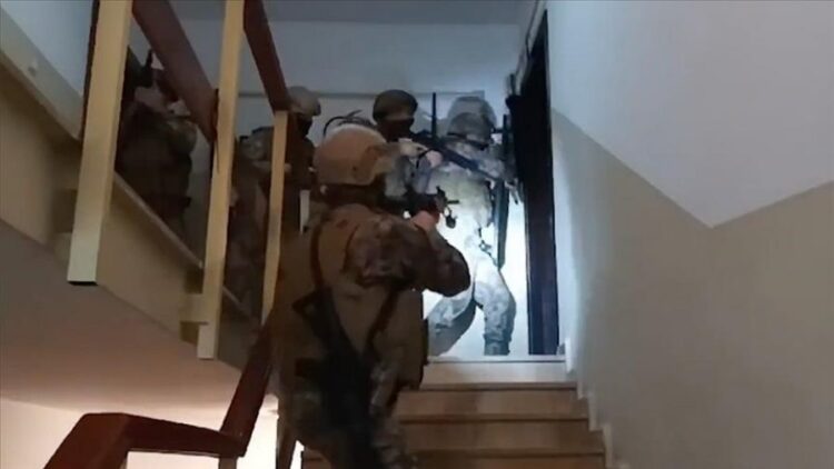 VIDEO/ Ja si policia turke shtrin përdhe trafikantin e drogës Rexhepi