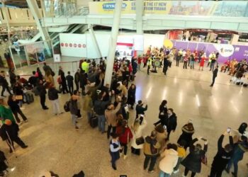 VIDEO/ Artistët e TKOB surprizojnë publikun në Rinas për Pavarësinë