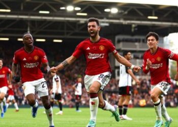 Në minutat shtesë, Manchester rikthehet te fitorja