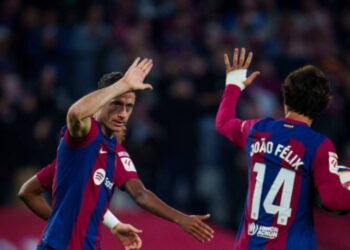 Lewandowski përmbys Alaves