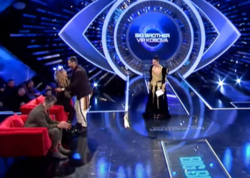 VIDEO virale/ Jonida Vokshi uron Anitën për nënën që i ka ndërruar jetë