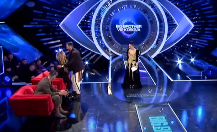 VIDEO virale/ Jonida Vokshi uron Anitën për nënën që i ka ndërruar jetë