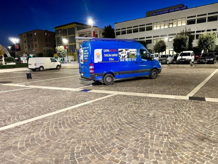 Protesta kundër kampit të refugjatëve, policia përplaset me të rinjtë për…