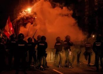 Përleshje në Madrid, protestuesit rrethojnë selinë e PS-së