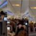 VIDEO/ Momente tmerri në avion, pasagjerëve iu tha të shtrihen në dysheme