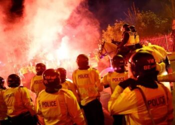 Tifozët polakë përleshen me policinë në Angli