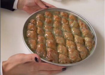 Opozita protestë në Kuvend, deputetët e PS “festojnë” me bakllava (VIDEO)