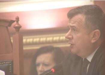 Balla paralajmëron deputetët që ndezën tymuese: Vepër penale…