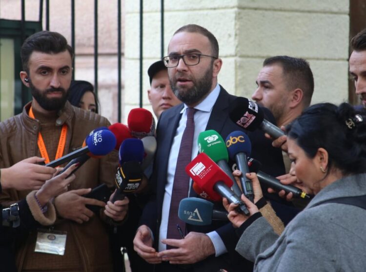 Bardhi ironizon Bashën: Nuk jam me mision që të kërkoj të humburit