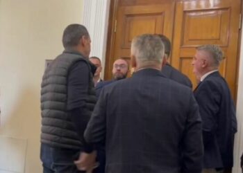 Opozita bllokoi mbledhjen, shtyhet seanca me ministrin e Financave