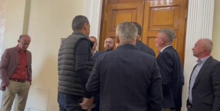 Opozita bllokoi mbledhjen, shtyhet seanca me ministrin e Financave