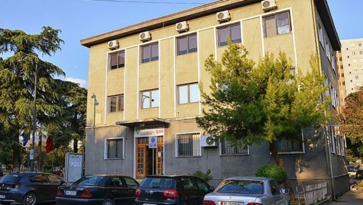 Tre adoleshentë grabisin dokumentet e bashkisë së Elbasanit