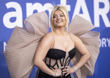 Bebe Rexha habit me paraqitjen në aeroport, pothuajse nuk njihet