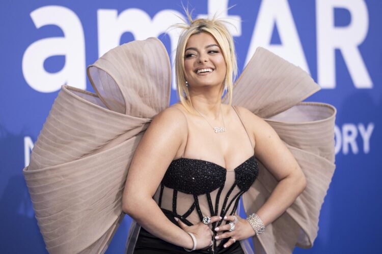 Bebe Rexha habit me paraqitjen në aeroport, pothuajse nuk njihet
