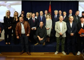 Presidenti Begaj, apel gazetarëve: Mos u dorëzoni para vështirësive